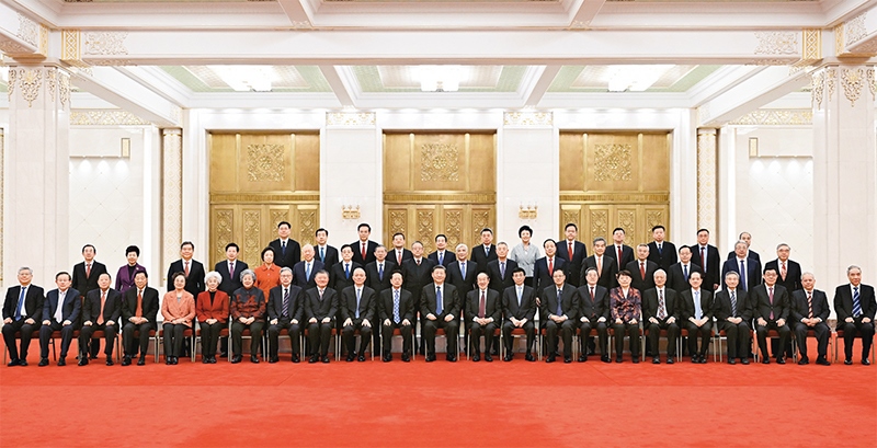 2024年2月7日，習近平、王滬寧、蔡奇、丁薛祥等在北京人民大會堂同黨外人士歡聚一堂，共迎佳節(jié)。這是習近平等同大家合影留念。 新華社記者 謝環(huán)馳/攝