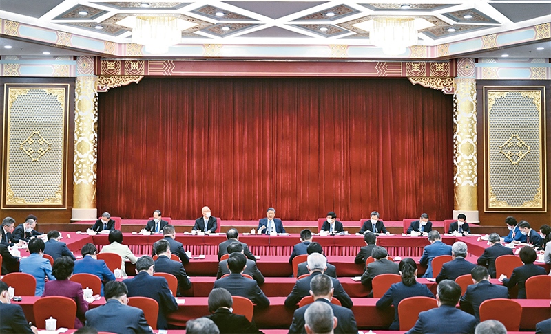 2023年3月6日，中共中央總書記、國家主席、中央軍委主席習近平看望參加全國政協(xié)十四屆一次會議的民建、工商聯(lián)界委員，并參加聯(lián)組會，聽取意見和建議。中共中央政治局常委、全國政協(xié)十四屆一次會議主席團會議主持人王滬寧，中共中央政治局常委蔡奇、丁薛祥參加看望和討論。 新華社記者 謝環(huán)馳/攝
