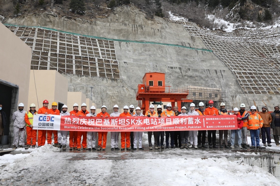 中巴建設(shè)者共同慶祝蘇吉吉納里水電站順利啟動(dòng)蓄水工作。中國(guó)能建葛洲壩集團(tuán)供圖