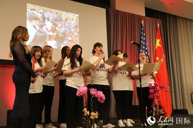 馬斯卡廷中學的學生們還深情演唱了表現(xiàn)中美兩國人民友誼的歌曲《情緣留住永恒的記憶》。 人民網(wǎng)記者 李志偉攝