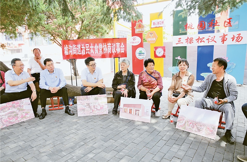 2023年6月2日，江蘇省連云港市連云區(qū)政協(xié)工委在墟溝街道桃園社區(qū)舉行“有事好商量”協(xié)商議事會(huì)。 人民圖片 朱華南/攝