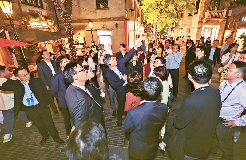 2023年4月18日，全國(guó)無(wú)黨派人士考察團(tuán)來(lái)到位于上海市黃浦區(qū)的上海新天地開(kāi)放式街區(qū)考察夜經(jīng)濟(jì)。 新華社記者 王翔/攝