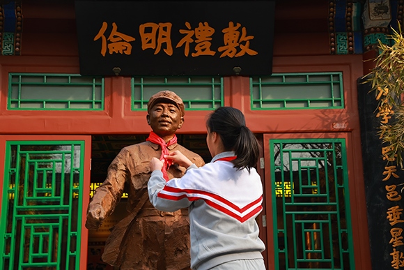 “追尋雷鋒足跡 弘揚(yáng)志愿精神”學(xué)雷鋒主題教育活動(dòng)。學(xué)校供圖