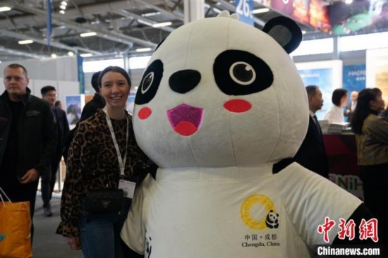 3月5日，2024年柏林國際旅游交易會(ITB)在柏林會展中心拉開帷幕。以“你好！中國”為主題的中國展區(qū)當日亮相展會。圖為觀眾與大熊貓人偶合影。中新社記者 馬秀秀 攝