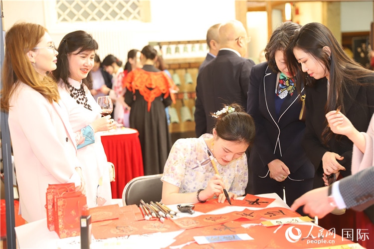 現(xiàn)場(chǎng)書法體驗(yàn)。人民網(wǎng)記者 霍文攝