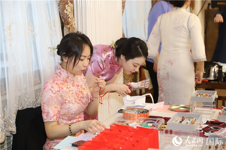 孔院教師展示剪紙。人民網(wǎng)記者 霍文攝