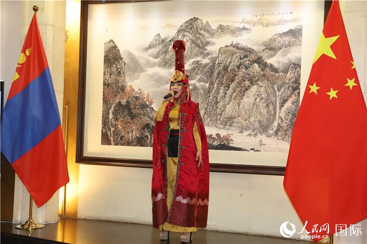 呼麥演唱。人民網(wǎng)記者 霍文攝