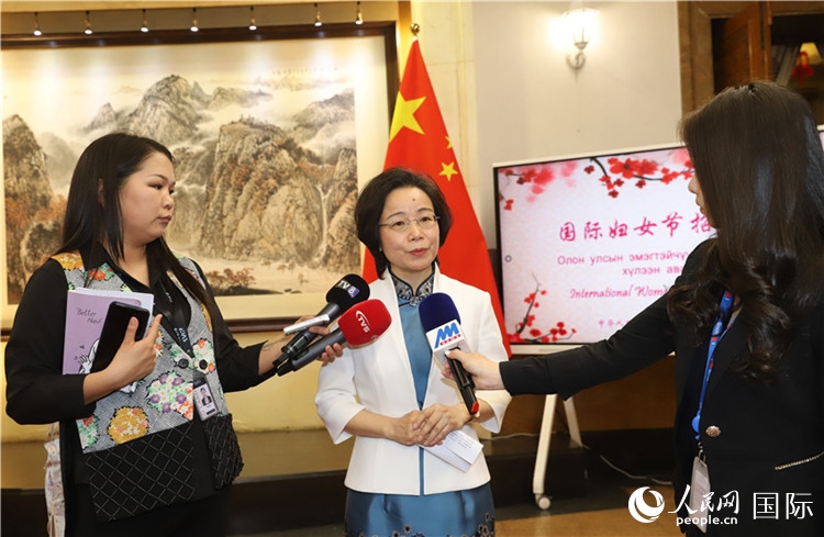 沈大使接受蒙古媒體采訪。人民網(wǎng)記者 霍文攝