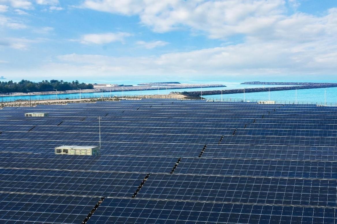 項目廣泛采用光伏補償發(fā)電系統(tǒng)，降低能源消耗。山東電建三公司供圖