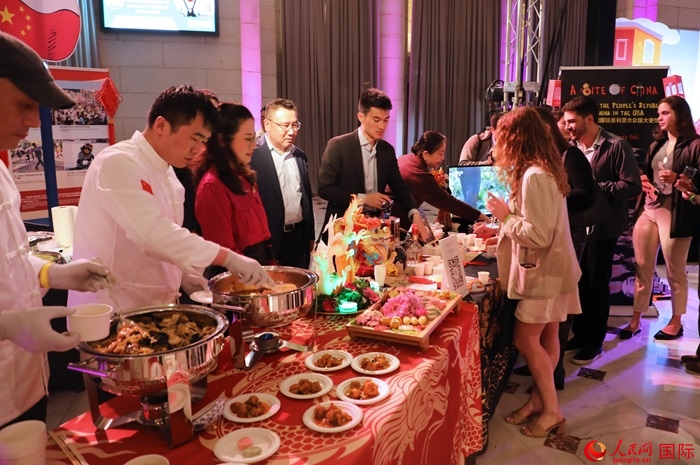 使館工作人員詳細(xì)為現(xiàn)場(chǎng)美食家和來賓講解菜品色香味特點(diǎn)、原料特色、烹制手法及其中蘊(yùn)含的中華美食文化。人民網(wǎng)記者 李志偉攝