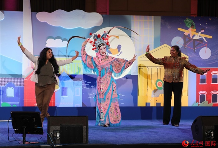 當(dāng)?shù)厝A人京劇社團(tuán)的青年演員現(xiàn)場(chǎng)表演京劇選段，并與現(xiàn)場(chǎng)觀眾近距離互動(dòng)。人民網(wǎng)記者 李志偉攝