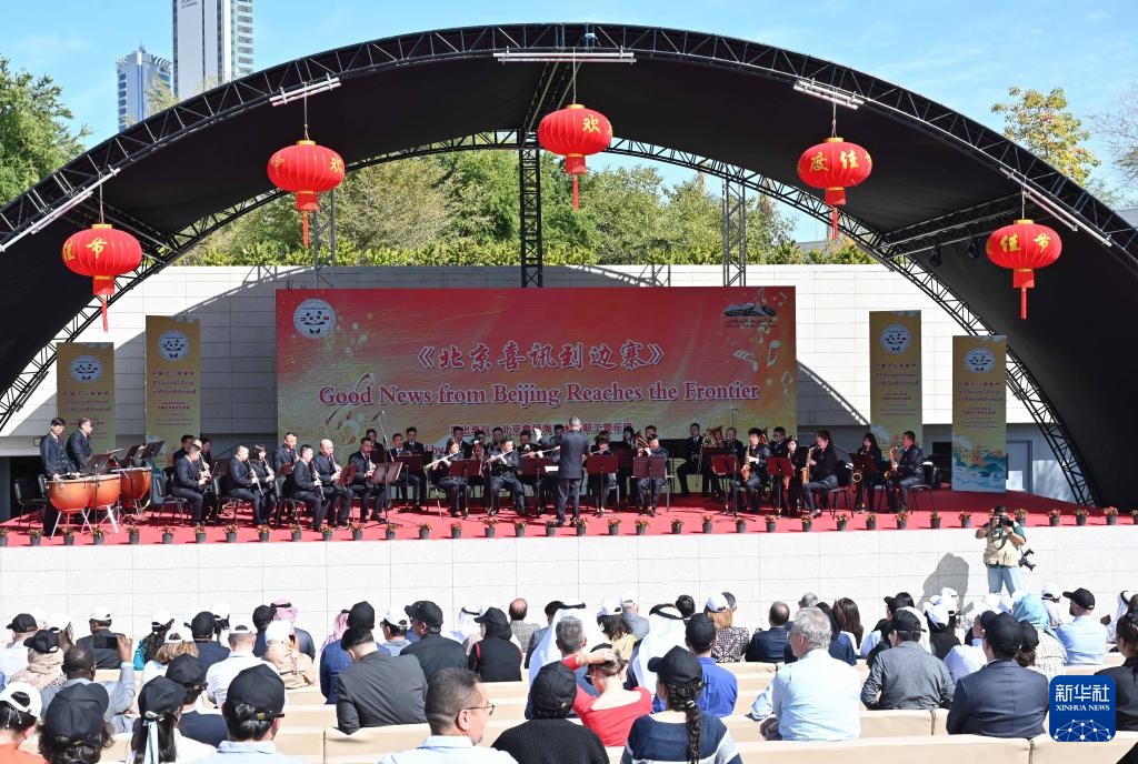 3月9日，在科威特首都省賈比爾文化中心，人們欣賞中國(guó)樂(lè)隊(duì)帶來(lái)的中國(guó)曲目。新華社發(fā)（阿薩德攝）