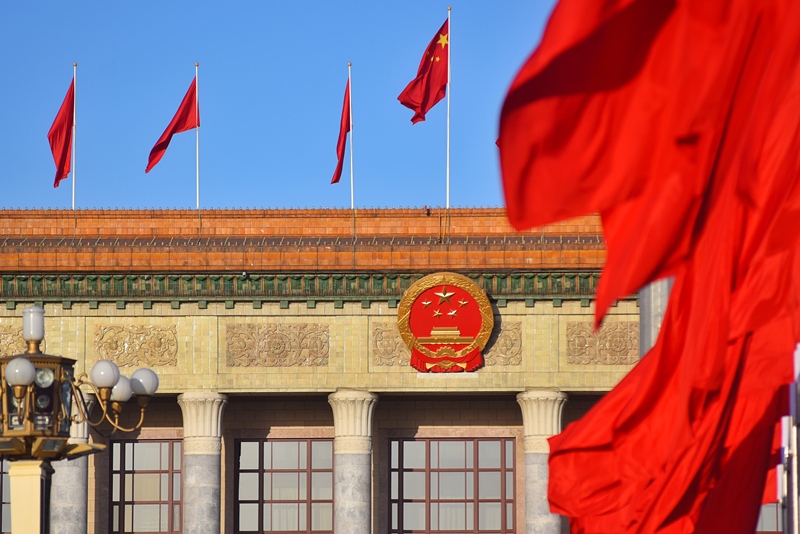 2024年3月8日，北京上空現(xiàn)“兩會(huì)藍(lán)”，人民大會(huì)堂前紅旗飄揚(yáng)。