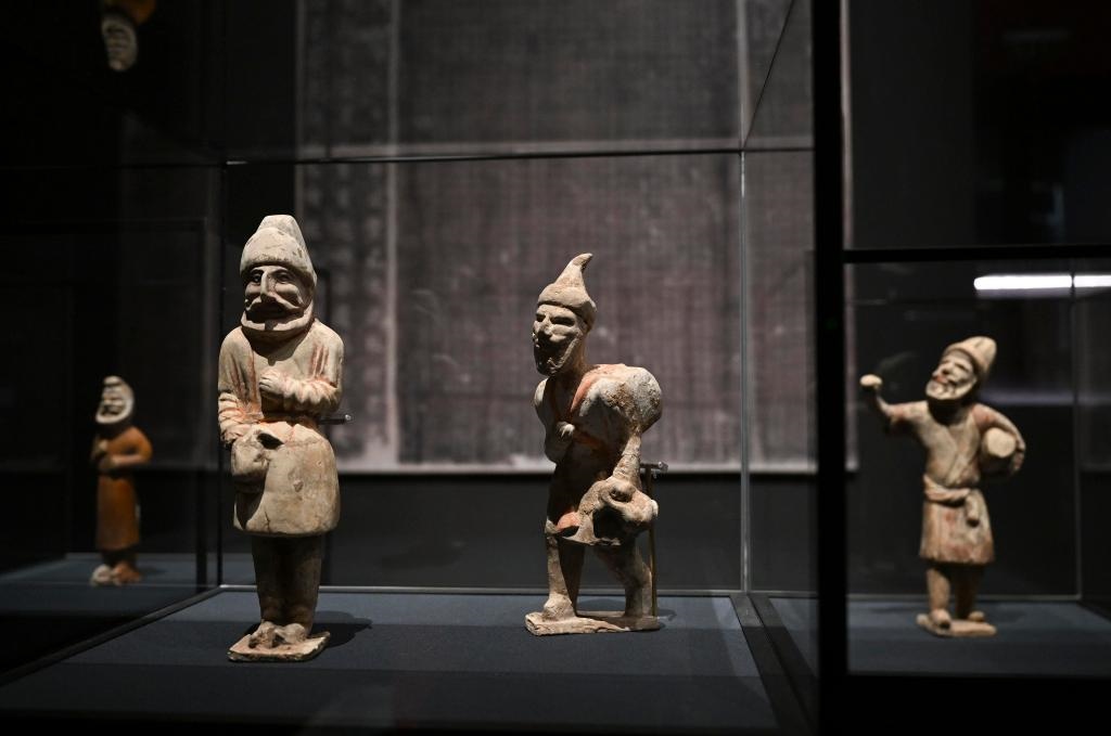 “歷史之遇——中國與西亞古代文明交流展”于1月12日至4月11日在故宮午門正殿展廳舉行。這是展出的陶彩繪人俑（1月10日攝）。新華社記者金良快攝