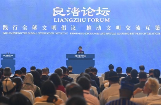  2023年12月3日，卡塔爾國家圖書館執(zhí)行館長陳慧心在“良渚論壇”上發(fā)言。當(dāng)日，以“踐行全球文明倡議，推動文明交流互鑒”為主題的首屆“良渚論壇”在浙江省杭州市開幕。新華社記者 黃宗治 攝