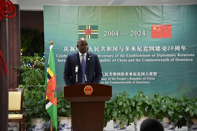 多米尼克總理斯凱里特在中多建交20周年招待會(huì)上致辭。中國駐多米尼克大使館供圖