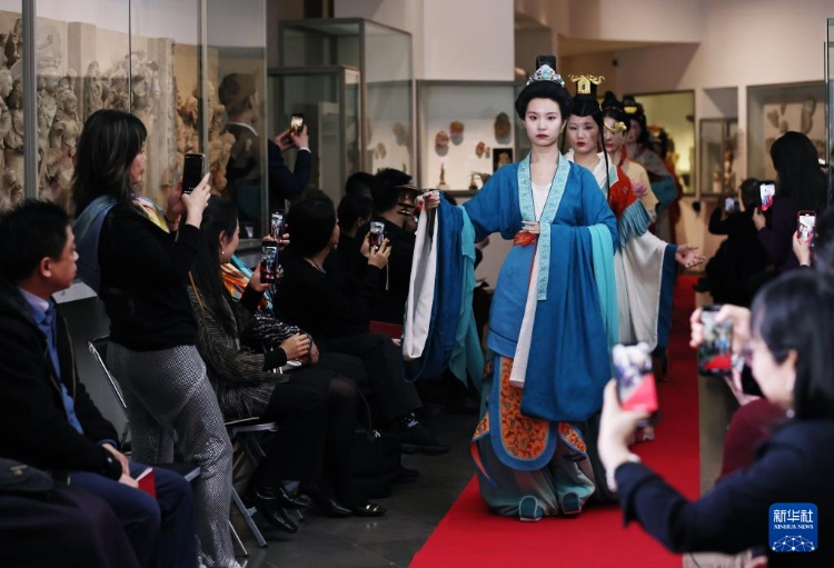 3月13日，在位于法國巴黎的吉美國立亞洲藝術(shù)博物館，模特展示敦煌復(fù)原服飾。新華社記者 高靜 攝