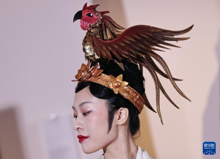 3月13日，在位于法國巴黎的吉美國立亞洲藝術(shù)博物館，模特展示敦煌復(fù)原服飾。新華社記者 高靜 攝