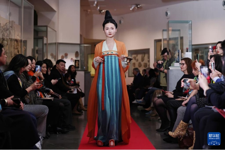3月13日，在位于法國巴黎的吉美國立亞洲藝術(shù)博物館，模特展示敦煌復(fù)原服飾。新華社記者 高靜 攝