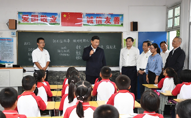 2020年9月16日，習(xí)近平總書記在湖南省郴州市汝城縣文明瑤族鄉(xiāng)第一片小學(xué)，同正在上思政課的同學(xué)們親切交流。