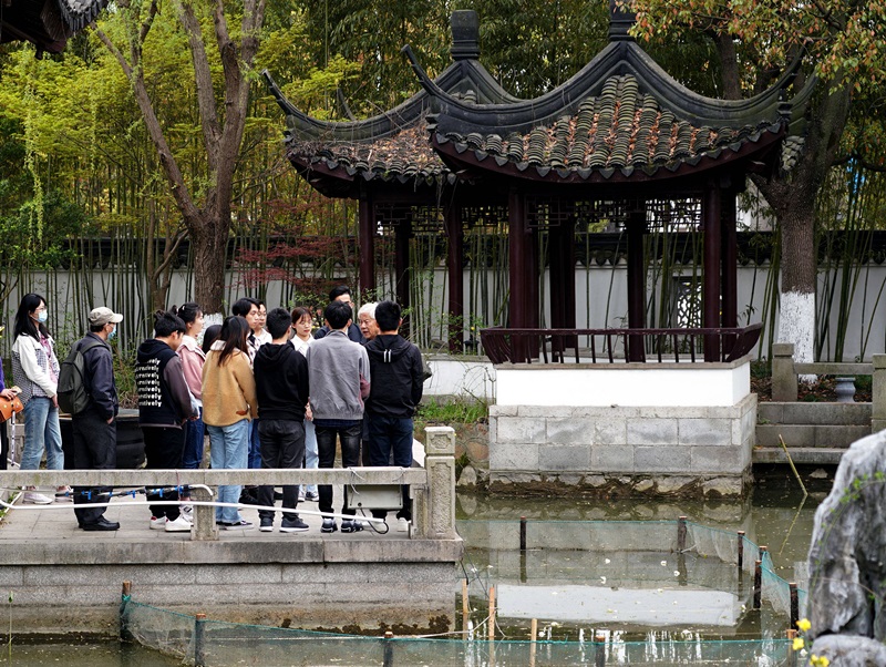 2021年3月30日，在上海交通大學(xué)南蘇園的“微型洱?！迸裕缀Ｄ辖淌跒閷W(xué)生們打造“沉浸式”思政課。