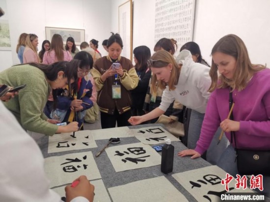 比利時(shí)學(xué)生體驗(yàn)書(shū)法。杭州師范大學(xué)供圖