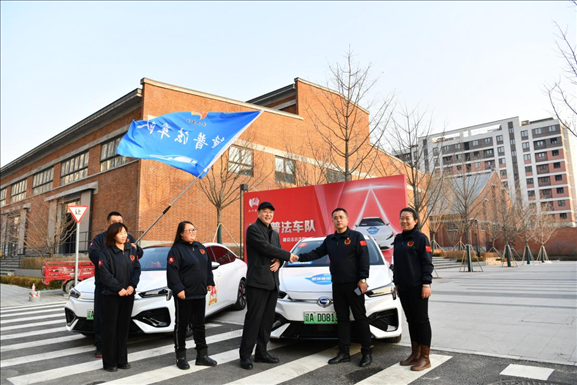 沈陽“憲法宣傳周”啟動儀式上雷鋒車隊照片。遼寧省司法廳供圖