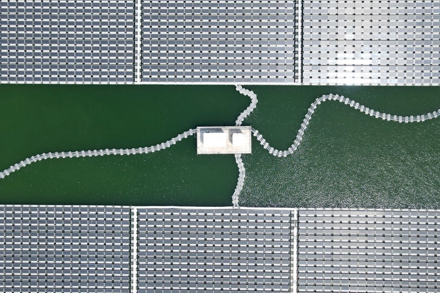 2022年8月25日拍攝的潁上縣毛圩水上光伏電站（無(wú)人機(jī)照片）。近年來(lái)，安徽省阜陽(yáng)市潁上縣古城鎮(zhèn)積極推進(jìn)采煤沉陷區(qū)治理工作，將昔日的采煤沉陷區(qū)建設(shè)成水上光伏電站，既減少占用土地面積，又能生產(chǎn)清潔能源。