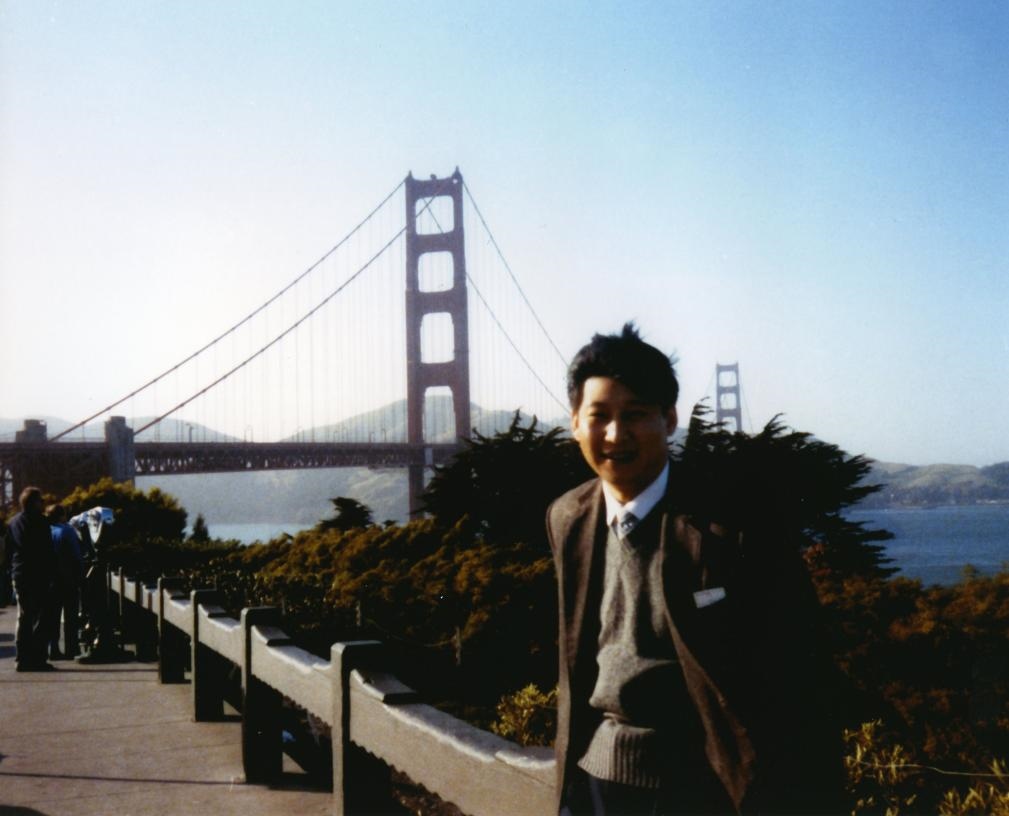 這是1985年，時任正定縣委書記的習(xí)近平在美國考察時的照片。新華社發(fā)