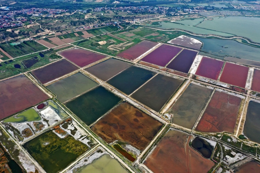 這是2023年7月11日拍攝的山西運(yùn)城鹽湖一角（無(wú)人機(jī)照片）。按照“生態(tài)優(yōu)先、保護(hù)為主、適度開(kāi)發(fā)”的原則，2020年9月，運(yùn)城市全面停止鹽湖范圍內(nèi)的工業(yè)生產(chǎn)活動(dòng)。近年來(lái)，千年鹽湖正在向生態(tài)保護(hù)、風(fēng)貌重塑、產(chǎn)業(yè)轉(zhuǎn)型、全域旅游的“綠色發(fā)展”轉(zhuǎn)變。