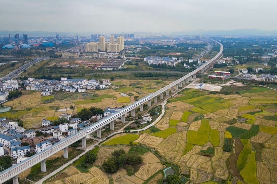 2021年10月14日，聯(lián)調(diào)聯(lián)試列車(chē)經(jīng)過(guò)贛深高鐵信豐特大橋（無(wú)人機(jī)照片）。2021年12月10日，連通贛南革命老區(qū)與深圳經(jīng)濟(jì)特區(qū)的贛深高鐵正式開(kāi)通運(yùn)營(yíng)，江西與粵港澳大灣區(qū)間形成快速客運(yùn)通道。
