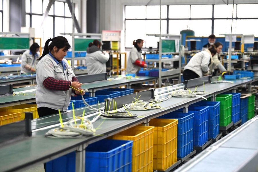 2022年2月16日，工作人員在安徽省滁州市汊河軌道交通裝備產(chǎn)業(yè)園的一家軌道交通裝備企業(yè)生產(chǎn)線上忙碌。安徽省滁州市來(lái)安縣汊河鎮(zhèn)地處皖蘇交界，緊鄰南京市江北新區(qū)。近年來(lái)，來(lái)安縣成為承接南京產(chǎn)業(yè)轉(zhuǎn)移的前沿陣地，汊河這個(gè)曾經(jīng)的傳統(tǒng)農(nóng)業(yè)小鎮(zhèn)緊抓機(jī)遇，開(kāi)始深度融入長(zhǎng)三角，參與產(chǎn)業(yè)協(xié)作分工。產(chǎn)業(yè)園吸引了越來(lái)越多長(zhǎng)三角地區(qū)軌道交通企業(yè)入駐，形成了鐵路客車(chē)、城際軌道零部件研發(fā)、生產(chǎn)、銷(xiāo)售的產(chǎn)業(yè)集群。