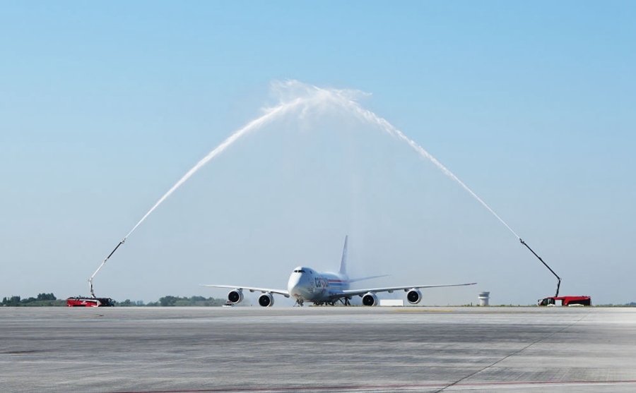 2023年6月14日，盧森堡國(guó)際貨運(yùn)航空公司的B747－8F全貨機(jī)抵達(dá)鄭州。鄭州—盧森堡“空中絲綢之路”貨運(yùn)量累計(jì)突破100萬(wàn)噸。