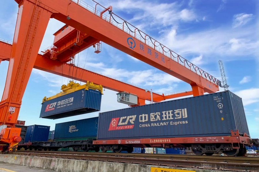 2022年4月29日，在鐵路合肥北站物流基地集裝箱作業(yè)區(qū)，龍門(mén)吊吊裝準(zhǔn)備發(fā)運(yùn)的中歐班列集裝箱。