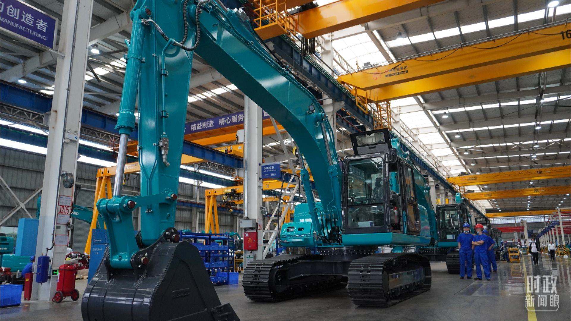 △這是山河智能大型挖掘機的組裝車間。2020年9月，習近平曾到此地考察。（總臺央視記者郭曉龍拍攝）