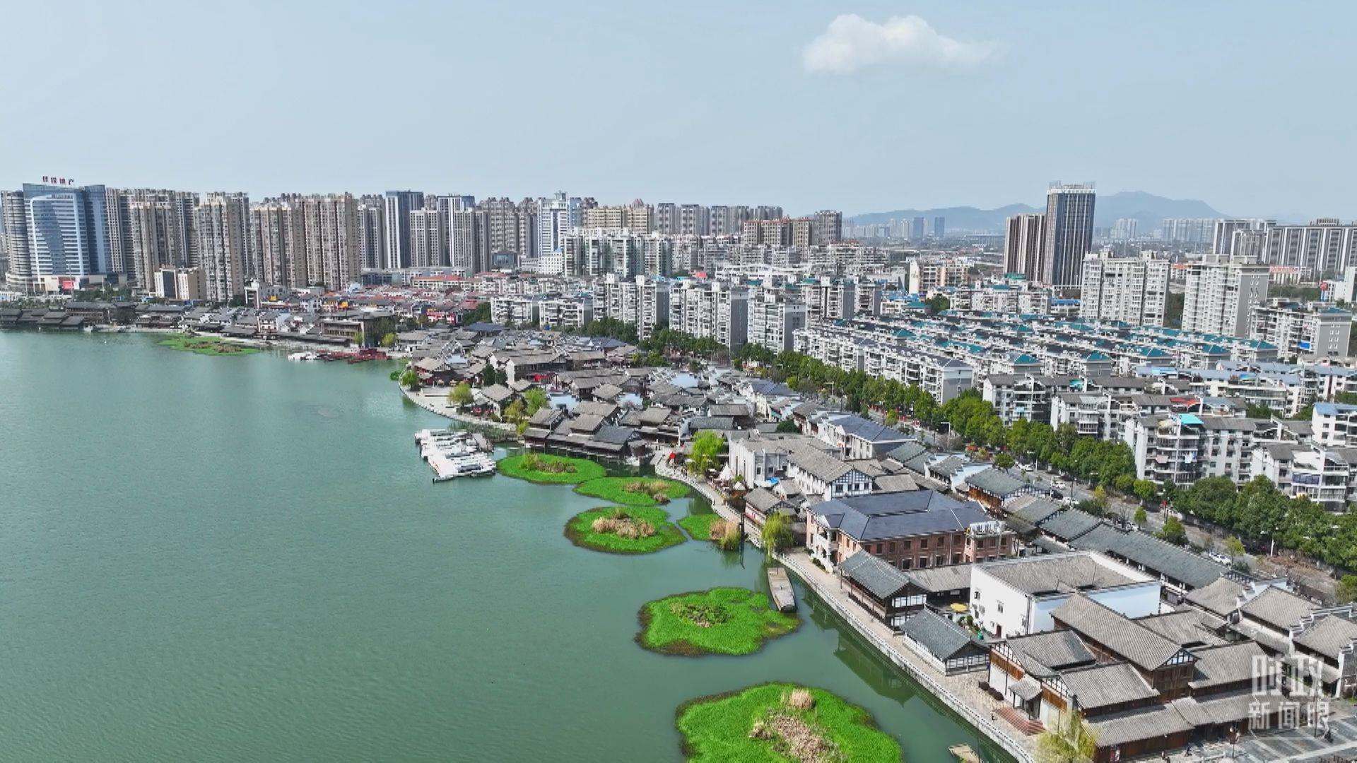 △沅江江畔，常德河街與現(xiàn)代建筑交相輝映。（總臺央視記者范凱拍攝）