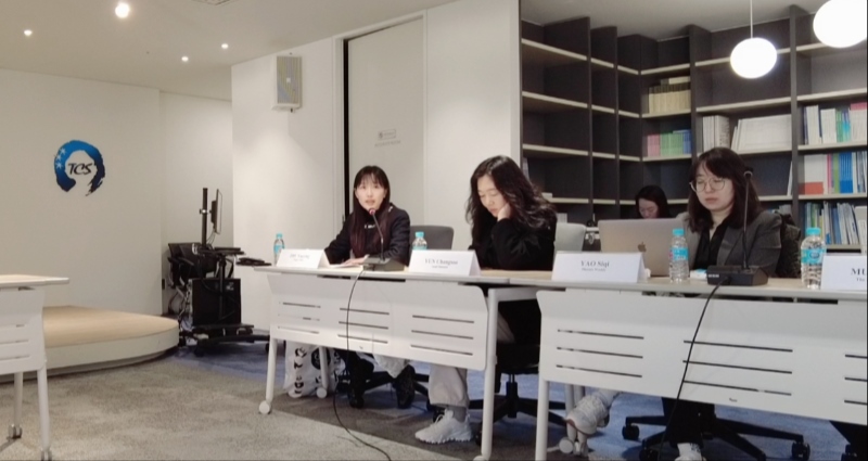 記者（左一）在交流活動(dòng)上，以加強(qiáng)中日韓三國(guó)經(jīng)濟(jì)合作、增進(jìn)三國(guó)民眾相互理解為主題發(fā)表演講。權(quán)小星攝
