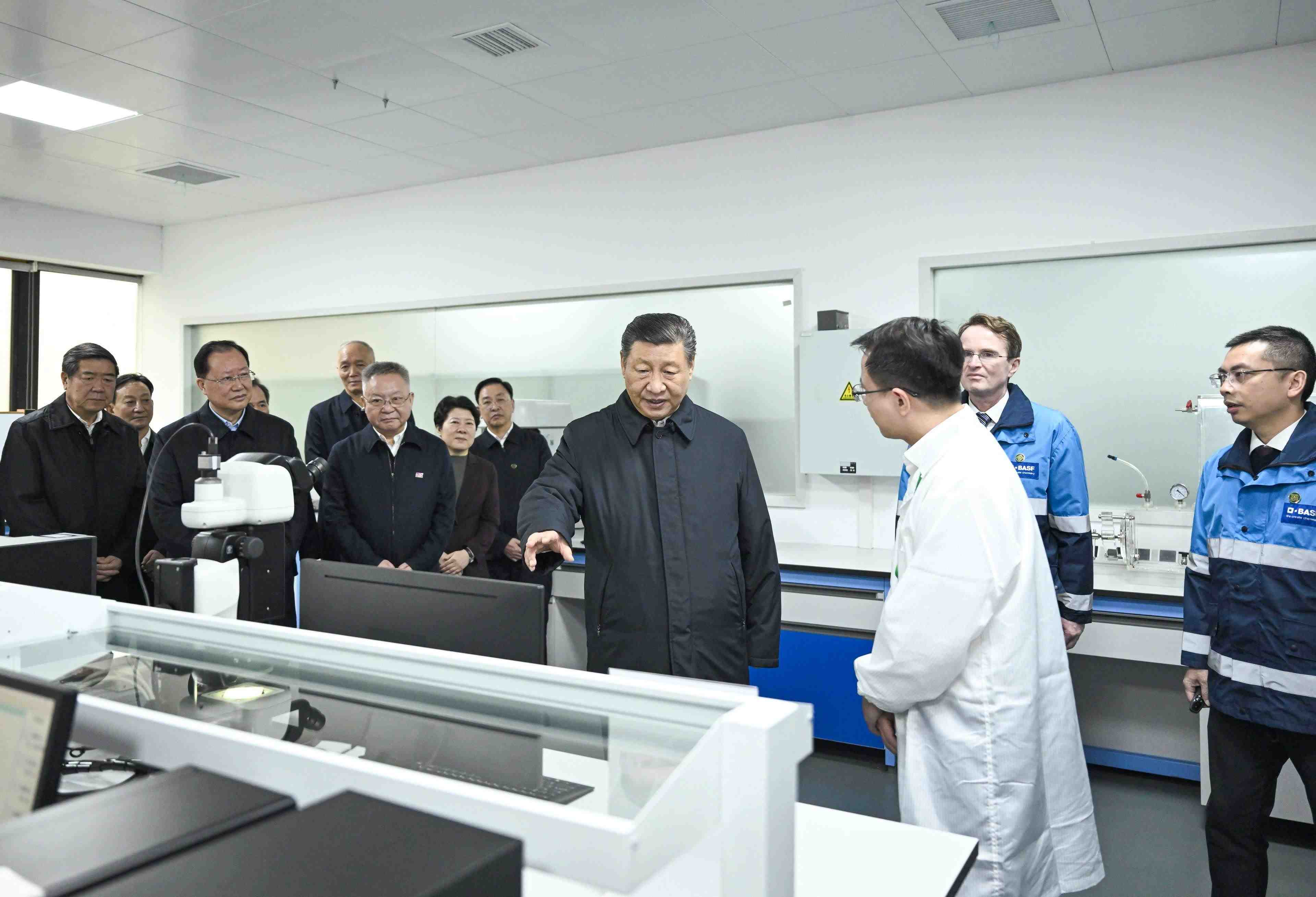 △3月18日，正在湖南長沙考察的習(xí)近平總書記來到巴斯夫杉杉電池材料有限公司，聽取當(dāng)?shù)丶涌彀l(fā)展新質(zhì)生產(chǎn)力、擴大高水平對外開放等情況介紹，察看企業(yè)產(chǎn)品展示，了解材料性能測試情況和電池生產(chǎn)流程。