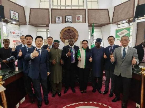 3月21日，與會嘉賓在首屆拉各斯論壇現(xiàn)場合影留念。（圖片由中國駐拉各斯總領(lǐng)事館提供）