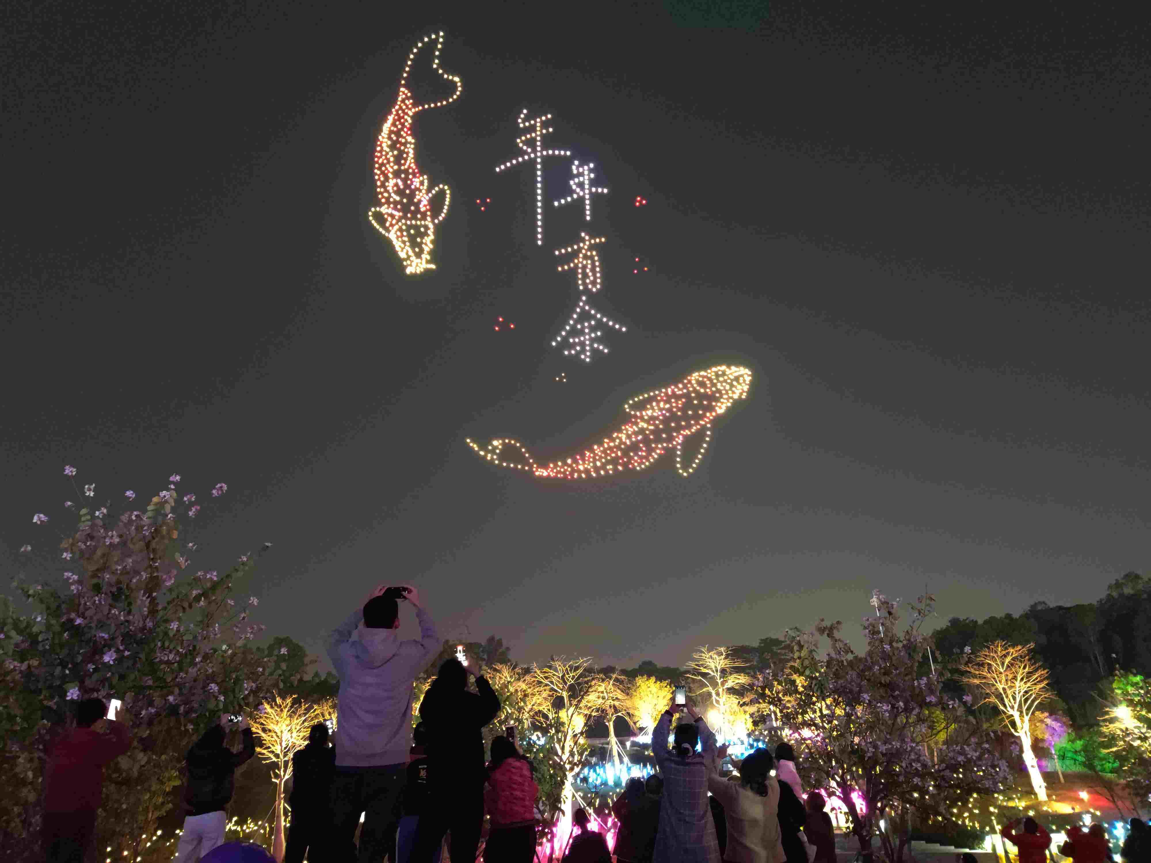 △ 2024年2月10日，深圳北站中心公園，春節(jié)主題無(wú)人機(jī)燈光秀引來(lái)眾多游客駐足觀看。