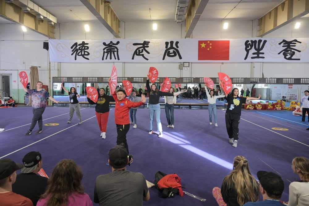 3月19日，美國華盛頓州中學(xué)生代表團(tuán)的成員在首都體育學(xué)院體驗(yàn)功夫扇。新華社記者 李鑫 攝