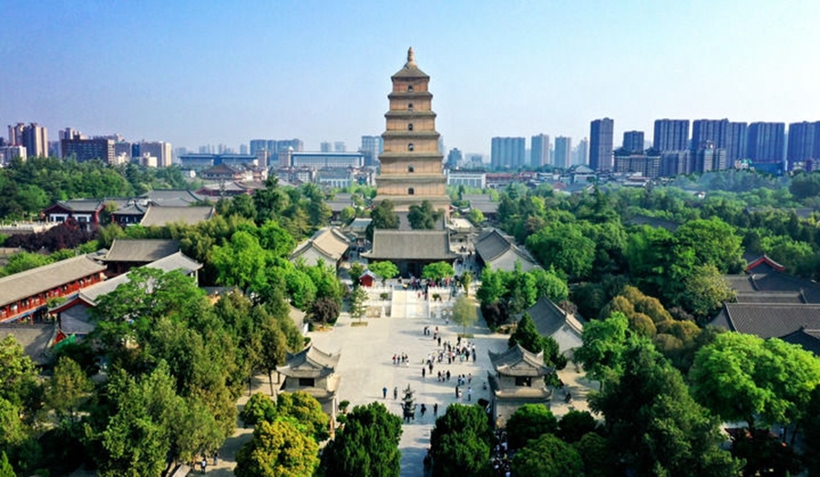  這是2023年4月19日拍攝的西安大雁塔（無人機(jī)照片）。2014年6月，由中國、哈薩克斯坦和吉爾吉斯斯坦三國聯(lián)合申報(bào)的“絲綢之路：長安-天山廊道的路網(wǎng)”成功列入《世界遺產(chǎn)名錄》,成為世界上第一個(gè)以聯(lián)合申報(bào)的形式成功列入世界遺產(chǎn)名錄的絲綢之路項(xiàng)目，也是聯(lián)合國教科文組織確定的絲綢之路54個(gè)廊道中第一個(gè)成功申遺的項(xiàng)目。新華社記者 劉瀟 攝