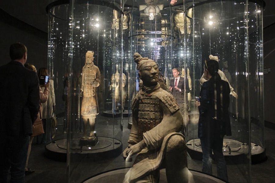  2023年3月28日，觀眾在西班牙阿利坎特參觀“中國秦漢文明的遺產(chǎn)”展覽。新華社記者 孟鼎博 攝