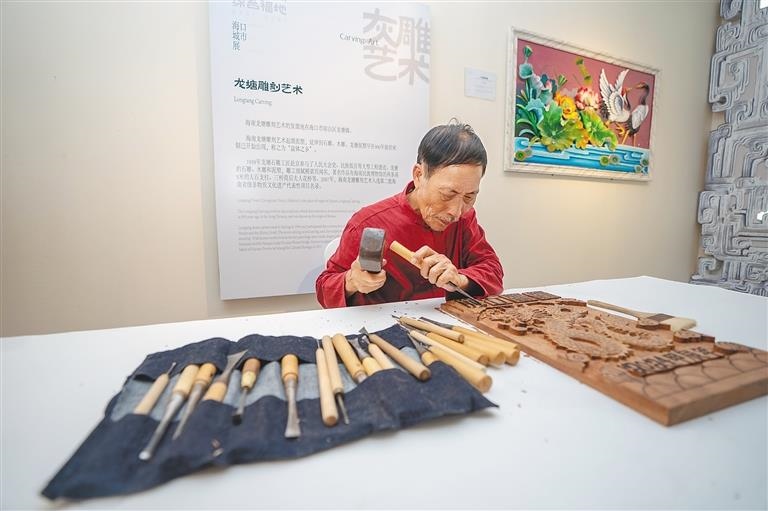 △2024年3月25日，在博鰲東嶼島文化公園海口城市展現(xiàn)場，非遺傳承人展演龍?zhí)恋窨趟囆g(shù)。
