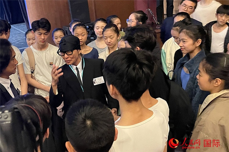 松山芭蕾舞團總代表清水哲太郎與中央芭蕾舞團舞蹈學校的學生們交流。人民網(wǎng)記者 張麗婭攝