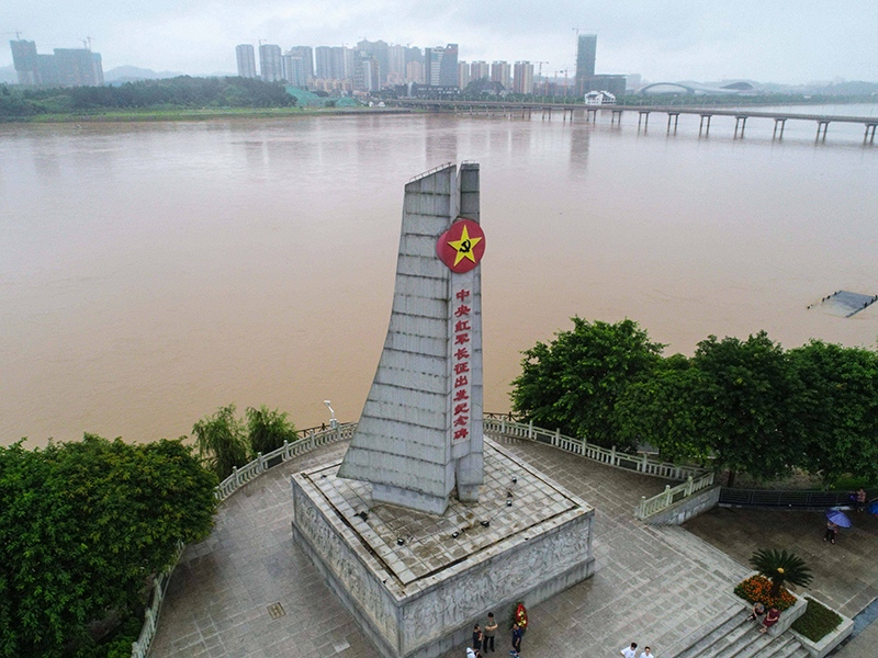 這是位于江西省于都縣的中央紅軍長征出發(fā)紀(jì)念碑。