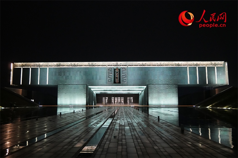 夜間的殷墟博物館外景。人民網(wǎng)記者 韋衍行攝