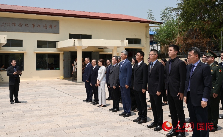 全體人員默哀追思。人民網(wǎng)記者 謝佳君攝