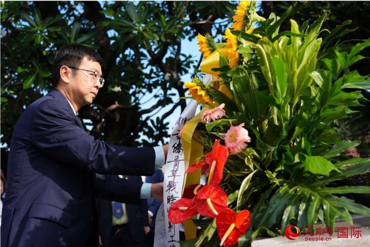 中國駐菲律賓使館周志勇臨時代辦一行向菲律賓華僑抗日烈士紀念碑、烈士墓等敬獻花圈。人民網(wǎng)記者 樊帆攝