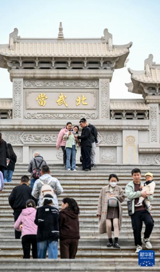 4月5日，游客在寧夏石嘴山市北武當生態(tài)旅游區(qū)游玩、拍照。新華社記者 馮開華 攝